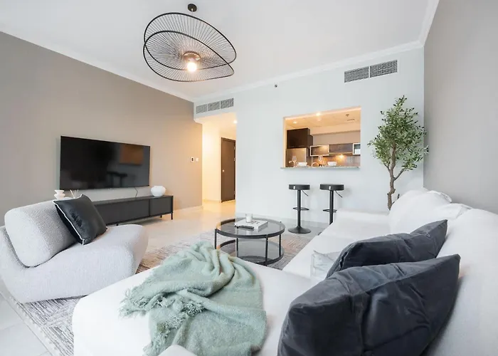 Bright 2Br Marina Home With Modern Touches